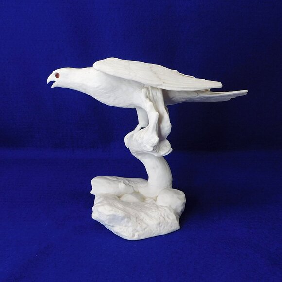 Silent Hunter Figurine Hawk Falcon on Branch Jonathan Bronson Franklin Porcelain - Picture 1 of 9